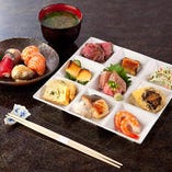 人気料理をちょっとずつ楽しめるうれしいセットも。かわいらしい手まり寿司と吸物もついてます