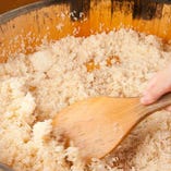 【こだわりの酢飯】
酢飯には特別なお米と赤酢を使用しています