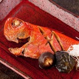 素朴な味わいが人気の地魚の煮付け。ふっくらとした身が口の中でほどけます