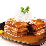ラフテー
沖縄産三枚バラ肉を特製味噌だしで炊いた自慢の角煮。