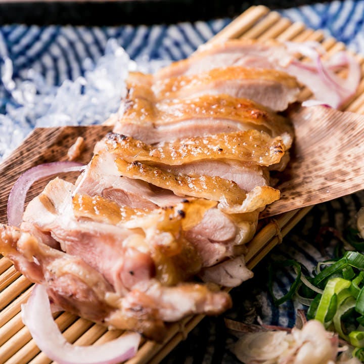 肉質の良い徳島の地鶏『阿波尾鶏』を使用したもも肉藁炙り焼き