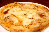 ＊ファイブチーズピザはリコッタ・パルミジャーノ・ゴルゴンゾーラ・モッツァレラ・スカモルッアチーズを使用！チーズ好きにはたまらない一品！ピザ生地には全粒粉をしております＊