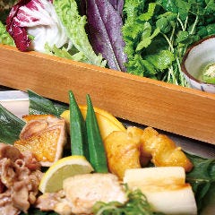 鶏鉄板焼きを新鮮巻き野菜と一緒に食べるのが【かしわスタイル】