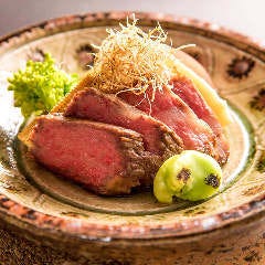旬のものを使った60種ほどの一品料理を、常時ご用意しております