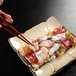 海苔、寿司飯の上にお刺身とソース、各具材をのせてオーブンで焼きます！