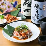 日本酒に合う酒肴を多数ご用意しております。写真は「旨味海鮮ユッケ」と「エイヒレ」