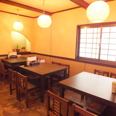 AUN（あうん）_座敷席（1～4名様×2卓）／テーブル席（1～4名様×3卓）