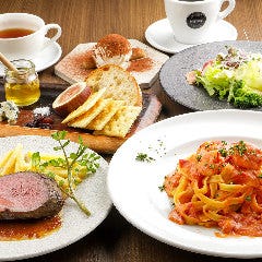 サラダ＆バケットが付いたお得なランチセットをご用意！