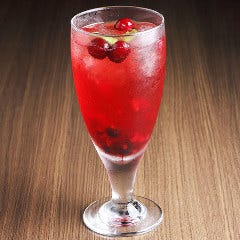 濃厚なチーズと相性◎スッキリ飲めるベリービネガーハニーサワー
