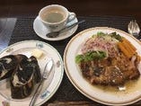 Ｂランチ　日替わりメインディッシュ/パンorライス/コーヒーor紅茶