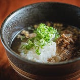 黒毛和牛のすじ肉を生姜をきかせて甘辛く味付けしただし茶漬け。