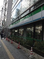 右手にファミリーマートが見えたら、この信号を左に昭和通りを渡ります。