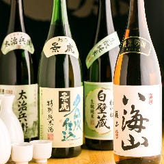 全国各地より厳選した焼酎や日本酒をご用意!!自慢の和食と相性◎