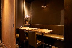 「落ち着いた木の個室」で接待や特別な人と。