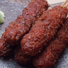 当店名物串カツは、 味噌とソースが選べます！