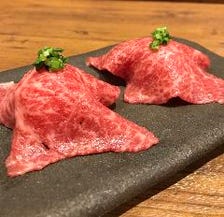 目の前であぶって食す絶品肉寿司！