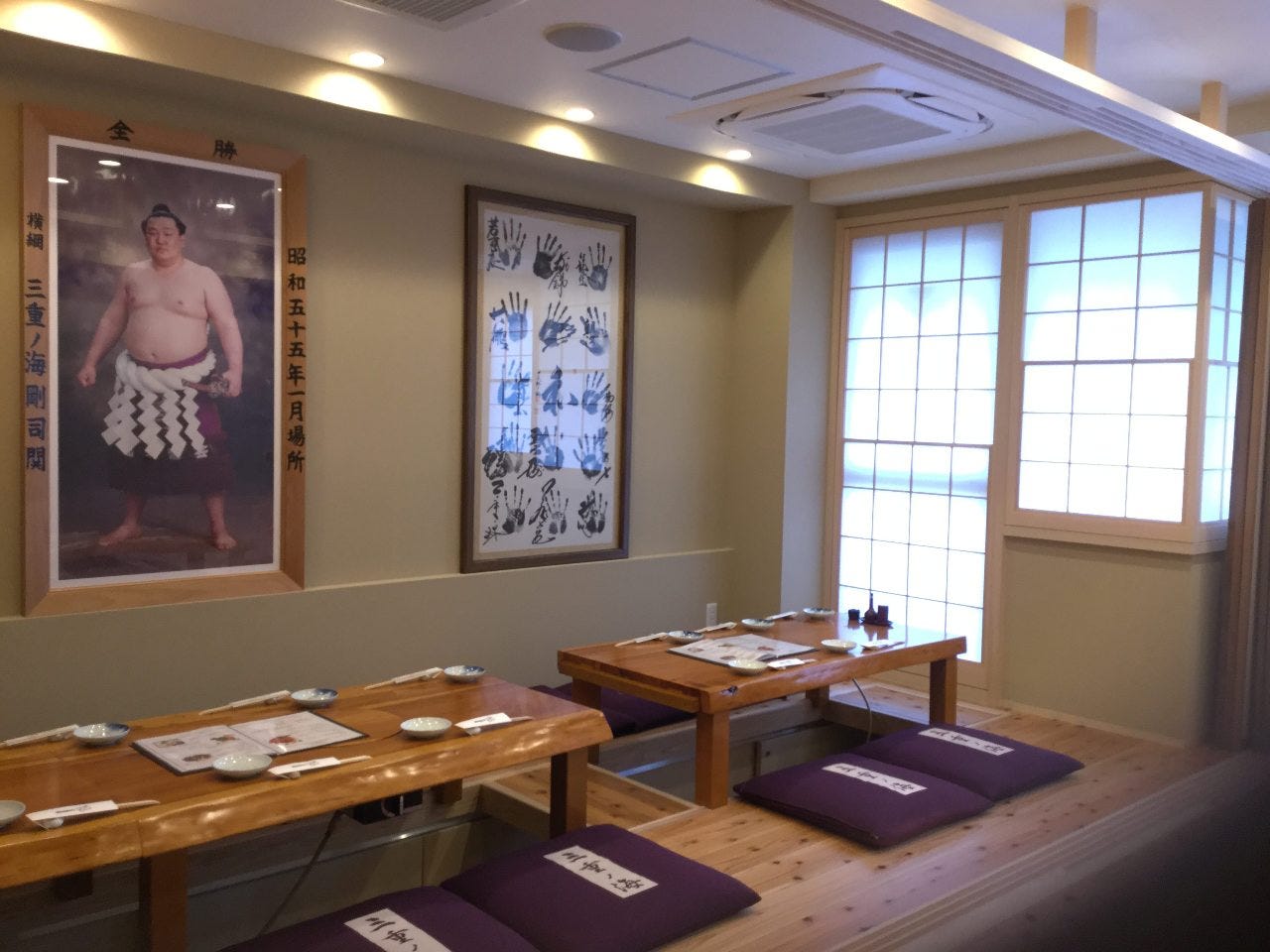 お相撲さんのポスターが壁に飾られている「三重ノ海」の内観