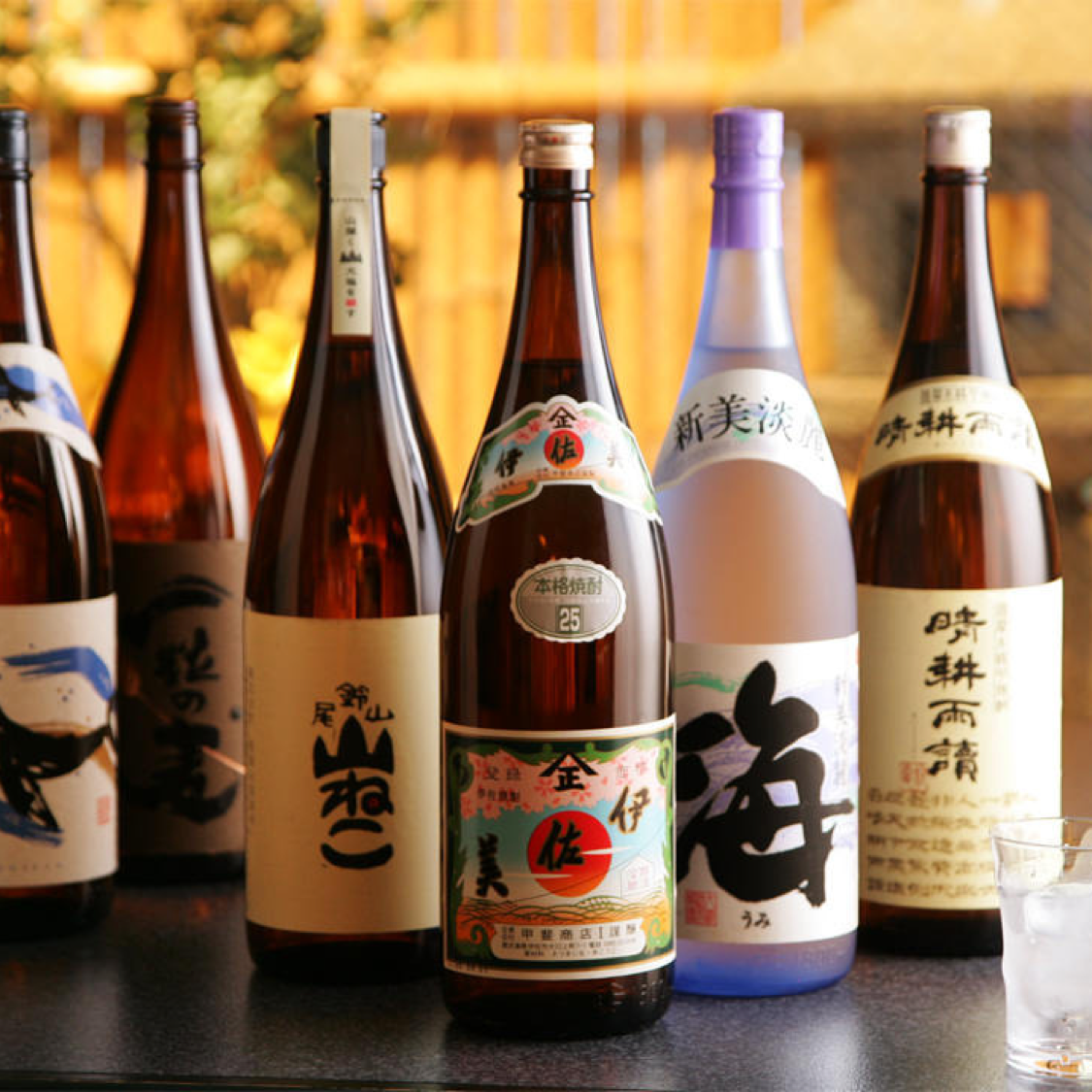 日本酒は常時4種、焼酎は8種を厳選して取り揃えております。
