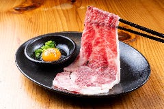 薄切りサーロインを豪快に サッと炙り卵にぽんっとごはんが進む