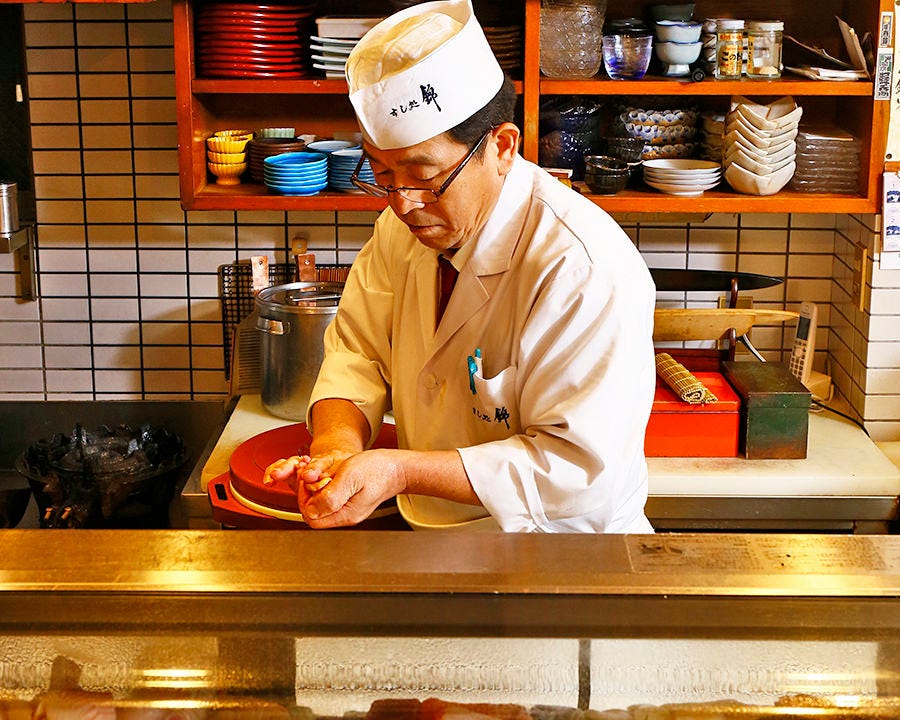 すし処 錦_職人がカウンター越しに握ります。美味い寿司と旨い酒で一献。