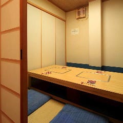 すし処 錦_【少人数個室もご用意】
間仕切りを使用し、人数に合わせた調整も可能です。デートやご家族での会食など、少人数でのご利用も気軽にご相談ください。肩肘張らずにプライベート感を満喫いただけます。