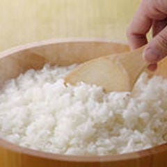 すし処 錦_【寿司ネタを活かす】
シャリはつや・甘味に優れた能登産のコシヒカリの古米・新米を独自ブレンドして使用。新鮮なネタをしっかりと味わっていただく為に、ひと握りのシャリにも熱い想いを込めています。