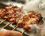 目の前で焼き上げる炭火焼き鳥！ 使用する鶏肉は山梨県産の朝〆健味鶏！朝〆の鶏肉のため鮮度は抜群。