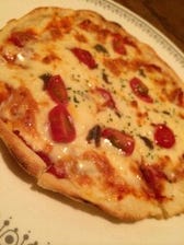 チョリソーとオニオンのピザ
