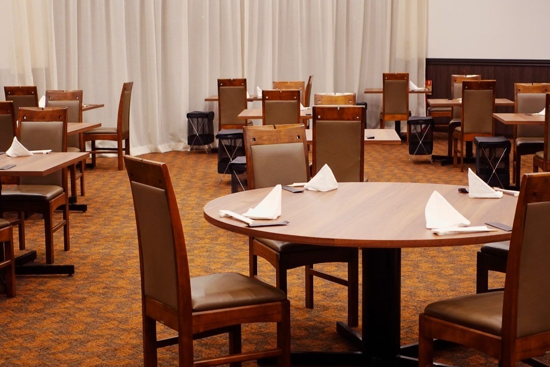 ブラウンカラーの落ち着いた空間が広がる中華料理レストラン 摩亜魯王洞の店内