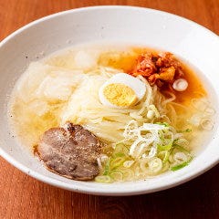 季節を問わず人気!盛岡製麺のコシと黄金スープの『冷麺』