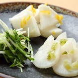 【京漬け物盛合せ】京都の家庭の味、柚子大根・水菜のお漬物等を盛り合わせしました。もちろん自家製です。