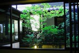 店内から観る日本庭園