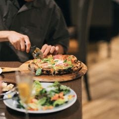 ピザやパスタ、お肉など、様々なフードメニューがございます♪
