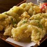 栄養価が非常に高く、口当たりがねっとりしているアボカドを外はサクサク、中はとろ～りに揚げた「アボカドの天ぷら」