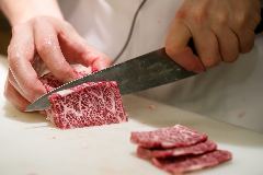 当店のお肉は職人の手切りで一枚一枚丁寧に切っております。