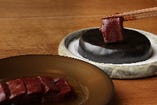 「和牛新鮮厚切りレバー　陶板焼き」
いちゆくの肉前菜を代表する一品。新鮮な和牛レバーを鮮度がいい状態で厚切りで提供いたします。熱した陶板でさっと炙ってご賞味ください。