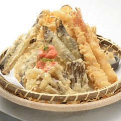 その季節に一番美味しい素材を揚げます。揚げたてをどうぞ。