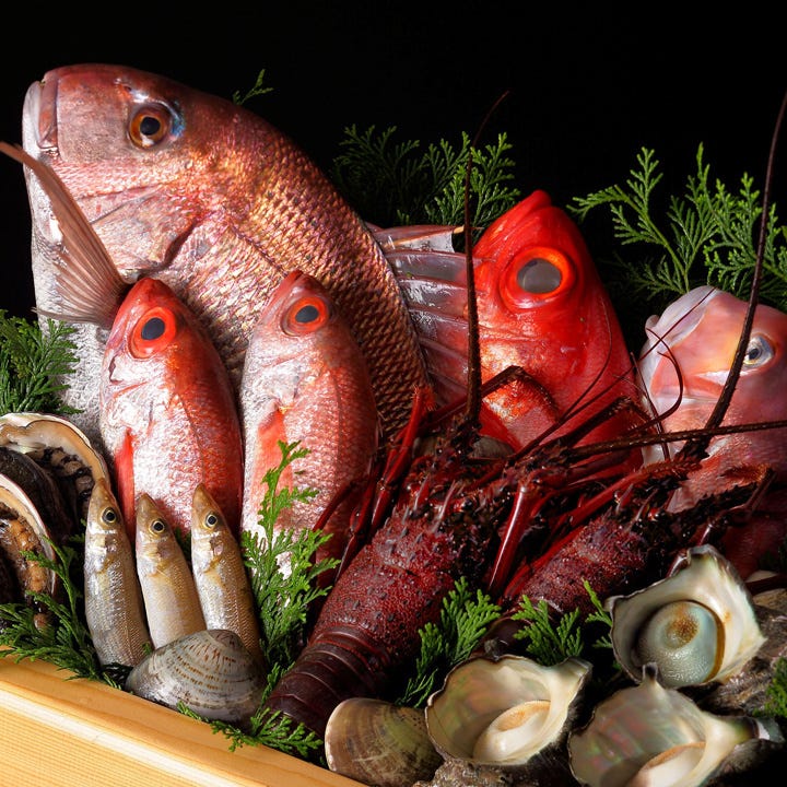 今が旬の新鮮な魚介類を刺身や天ぷら等、季節を感じる日本料理で