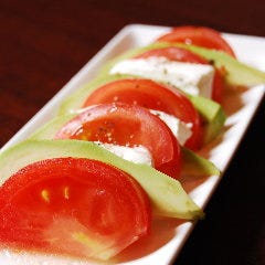 トマトとアボカドとクリームチーズのカプレーゼ