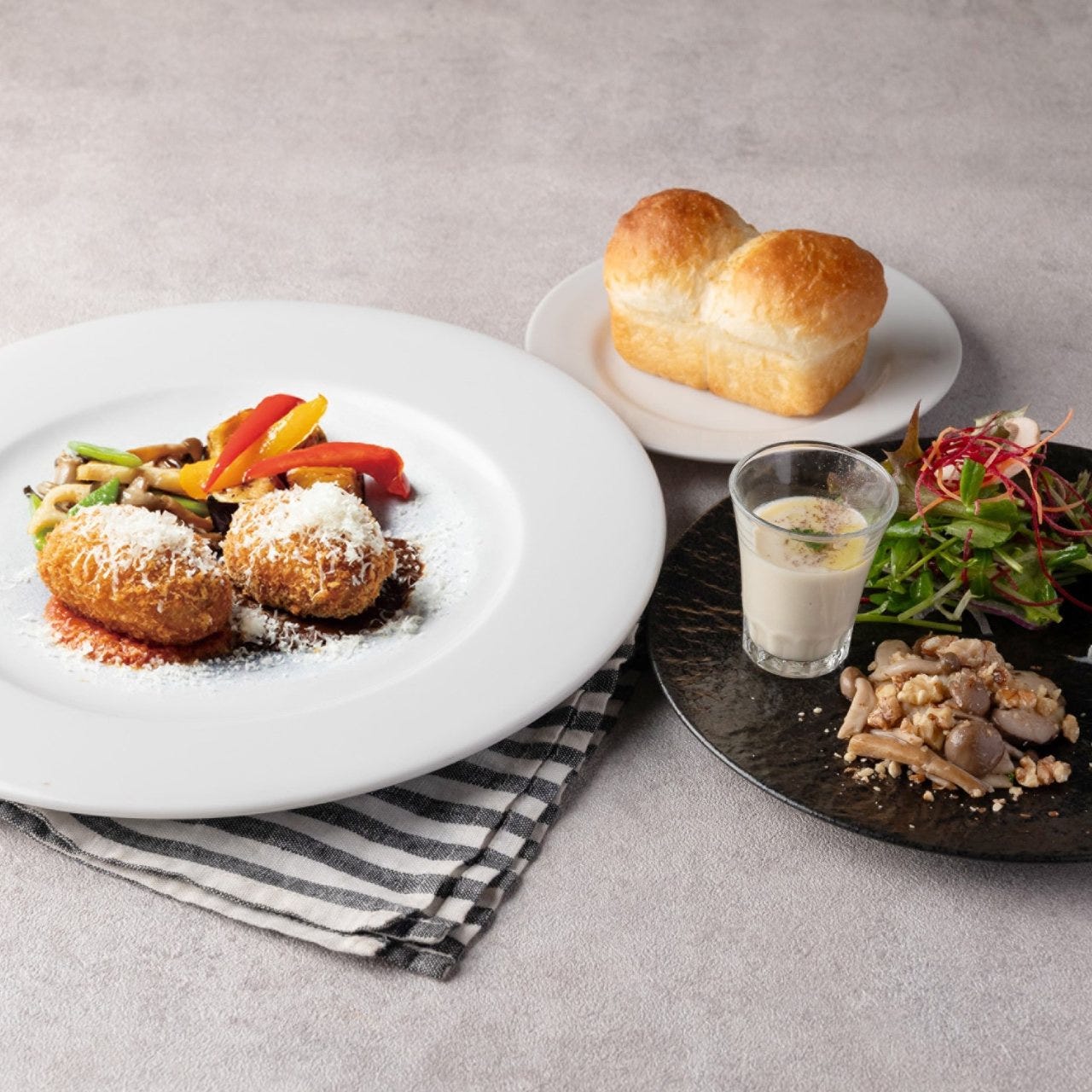 白いお皿に盛られたコンビネーションコロッケセット