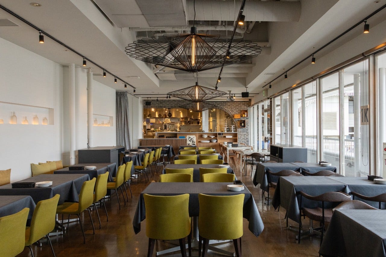 テーブル席が並ぶブラッスリー モノクローム 天王寺の店内