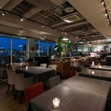 大きく窓をとった解放感のあるおしゃれな店内♪