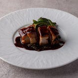 ブルターニュ産豚バラ肉のコンフィと山菜　マルサラソース