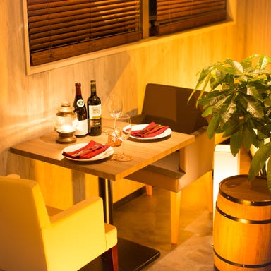 Cheese Meets Meat YOKOHAMA (チーズミーツミート 横浜)_カップルシートでワインを傾けて・・