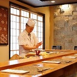 大谷石を使用した高級感溢れる空間で寿司を堪能するカウンター席