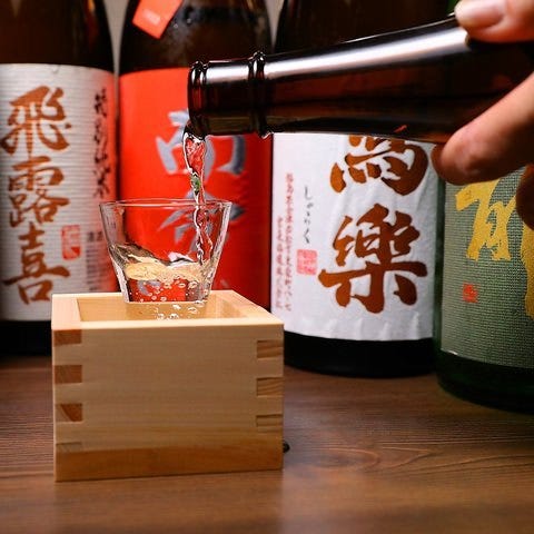 完全個室 地鶏焼き鳥と築地海鮮 創作居酒屋 よりみち 新橋店_光と影の織りなす落ち着いた雰囲気の店内です。