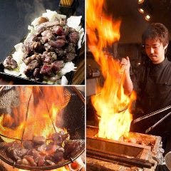 迫力満点！天井まで届く豪快な炎で焼き上げる。名物の黒焼き