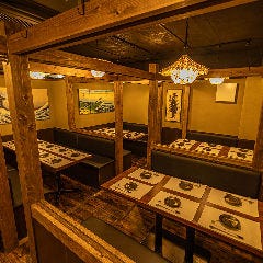 完全個室 地鶏焼き鳥と築地海鮮 創作居酒屋 よりみち 新橋店_お店に入った瞬間から、印象的な雰囲気に魅了されます。照明器具からすべてこだわり、お客様に快適にお過ごしいただけるよう空間づくりに力を入れております。記念日や誕生日にもピッタリです◎