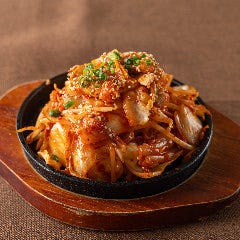 完全個室 地鶏焼き鳥と築地海鮮 創作居酒屋 よりみち 新橋店_鉄板豚キムチ炒め