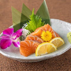 完全個室 地鶏焼き鳥と築地海鮮 創作居酒屋 よりみち 新橋店_サーモンのお刺身